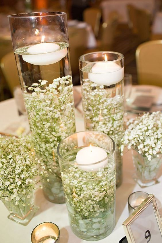 Centre de table mariage theme nature, avec vase en verre avec bougies flottantes blanches